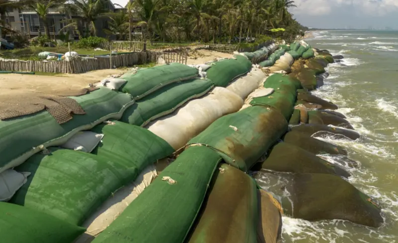海灘酒吧被巨浪摧毀！越南會安歷史性洪災　居民自製防波堤