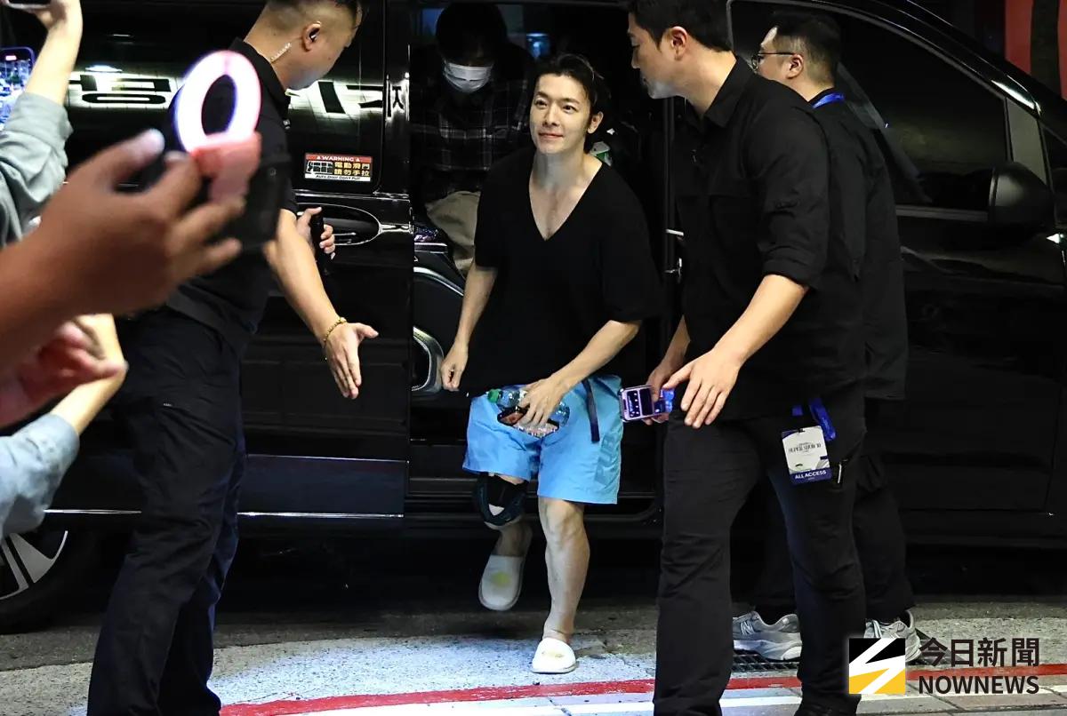 直擊SJ大巨蛋下班衝金豬食堂！東海帶傷現身 始源疑脫隊去吃鼎王