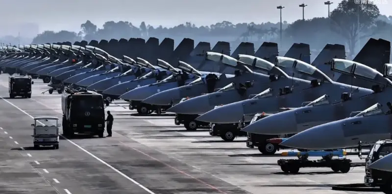 ▲中國南部戰區、南部空軍、南海艦隊聯合發布宣傳片，片中展示多種艦載機。（圖／翻攝自「南部戰區」微信公眾號）