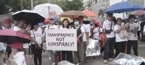 ▲菲律賓首都馬尼拉大批民眾穿白衣聚集黎剎公園，要求徹查防洪工程貪腐案。（圖／翻攝自8world）