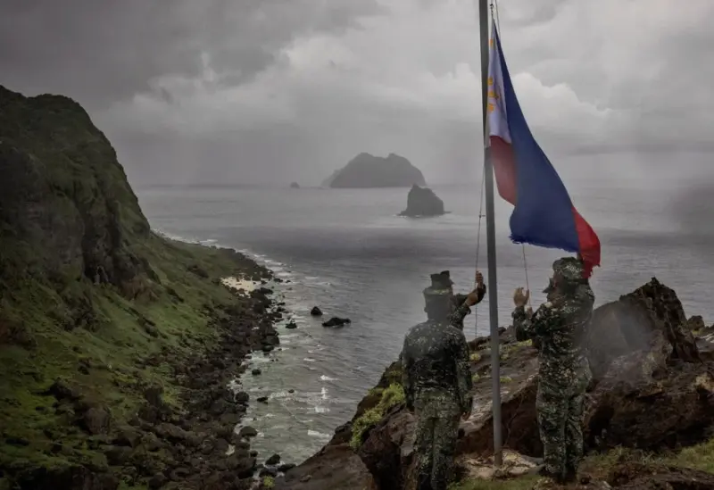    ▲2023年6月，菲律賓軍人在雅米島舉行升旗典禮。雅米島位於巴丹群島最北端，隔著巴士海峽與台灣遙遙相望。（圖／路透社／達志影像）  