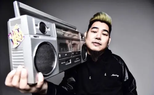 ▲53歲藝人羅百吉（如圖）曾因染毒風波重挫事業，今年8月底他在社群曬出年輕時的超瘦嫩照，被粉絲大讚神似 GD，他還幽默表示媽媽覺得他更帥，畫面中他青澀又有型，再度掀起網友回憶與討論。（圖／翻攝自羅百吉Dj Jerry Official fanpage臉書）