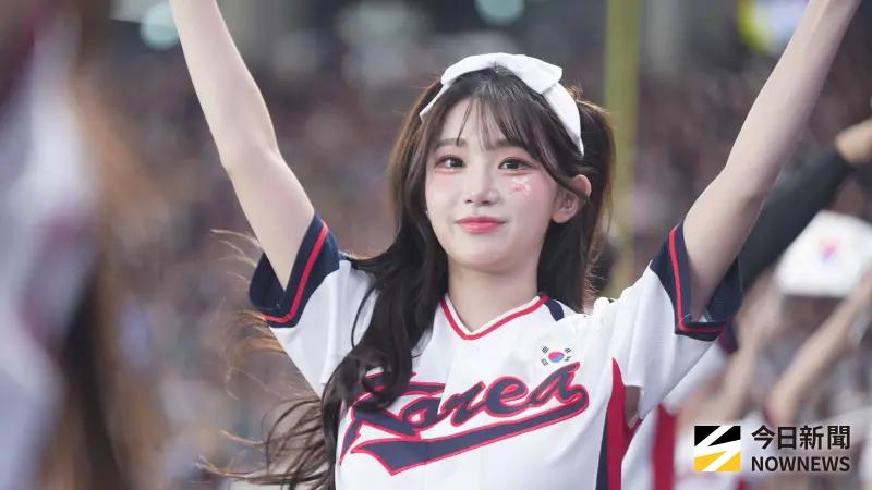 ▲韓國啦啦隊在日韓交流賽成為話題焦點，其中剛與富邦育樂續約的Fubon Angels成員李珠珢最受日本媒體與球迷關注，甚至被日媒稱為「富邦至寶」、「顏值核心」，她在外野帶動氣氛的畫面引爆社群，人氣延燒台、韓、日3地。（圖／記者張一笙攝）