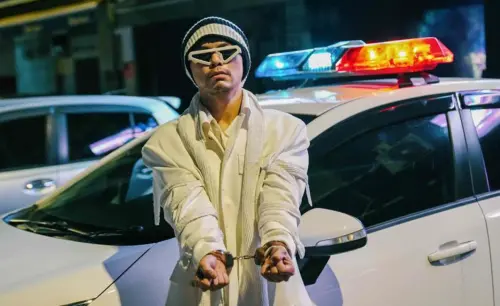 黃明志捲命案現身了！警局待75分鐘保釋延2週　全程噤聲快閃
