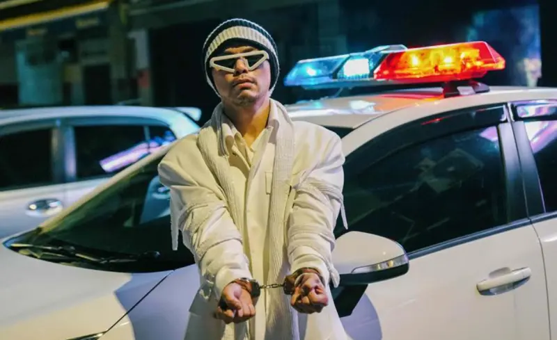 ▲黃明志捲入謝侑芯謀殺案，口頭保釋期第3度被延長。他昨日身穿黑衣現身警局辦理手續，6日則曾在IG上傳自己的光頭自拍照，神情憔悴。（圖／亞洲通文創提供）