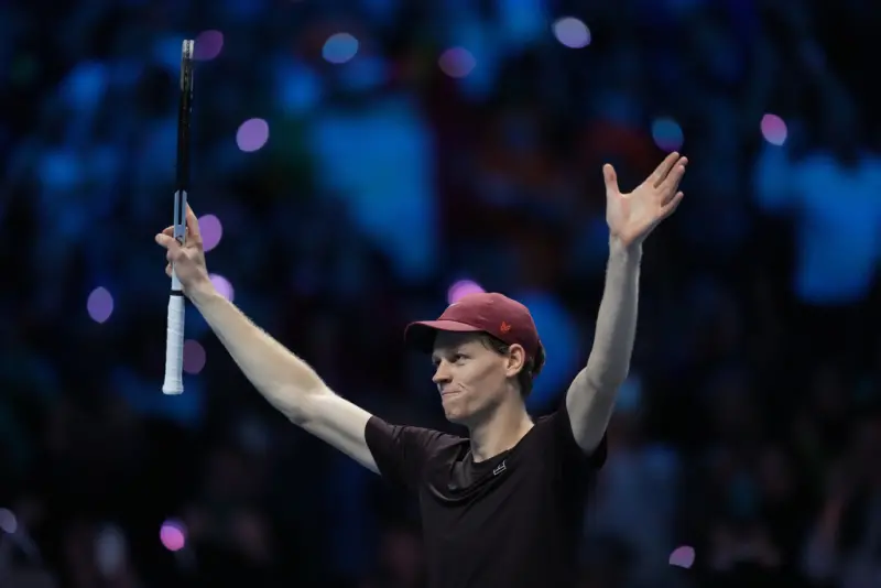 ▲義大利球王辛納（Jannik Sinner）在ATP年終總決賽男單決賽中，以盤數2比0擊敗宿敵卡洛斯・艾卡拉茲（Carlos Alcaraz）。辛納成功衛冕並收穫本賽季第6冠，同時狂刷5大紀錄，包括成為史上首位連續兩年不失一盤奪冠的球員，宣告男子網壇「雙雄時代」到來。（圖／美聯社／達志影像）