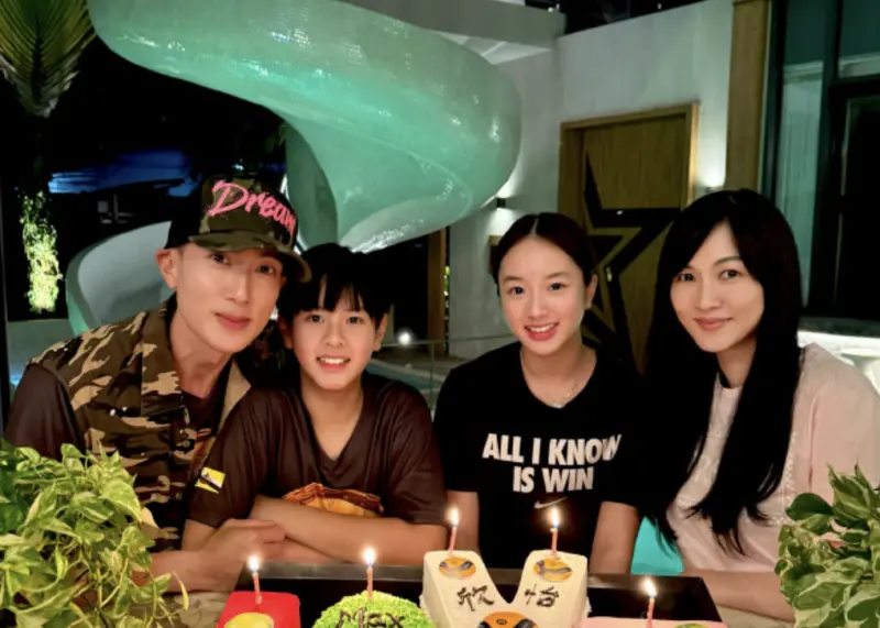 ▲吳尊（左）的女兒NeiNei已經長大了，15歲的她疑似戀愛，吳尊自己和老婆也同樣是15歲相戀，對女兒採信任態度。（圖／翻攝自微博@吳尊）