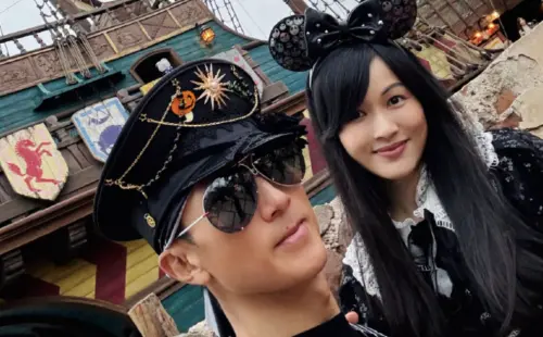 ▲吳尊（左）和老婆也同樣是15歲相戀。（圖／翻攝自微博@吳尊）