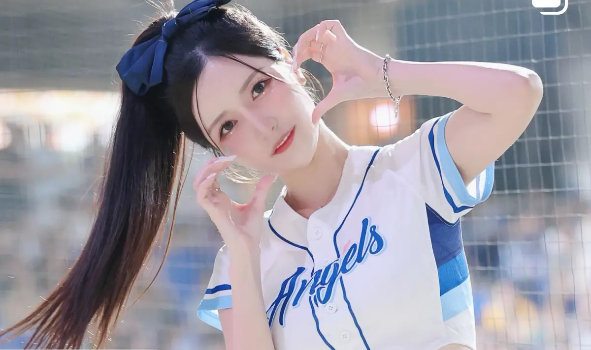 南珉貞朝聖SJ演唱會！大巨蛋「先練習拋藍彩帶」為富邦總冠軍預熱