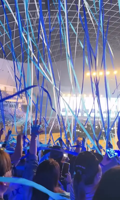 ▲南珉貞朝聖SUPER JUNIOR演唱會！拋寶藍色彩帶：先提前來練習（圖／南珉貞IG@minjeong_w_）