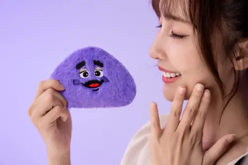 ▲麥當勞「奶昔大哥毛毛包」加購149元、單買199元。（圖／麥當勞mcdonalds.com/tw/zh-twl）