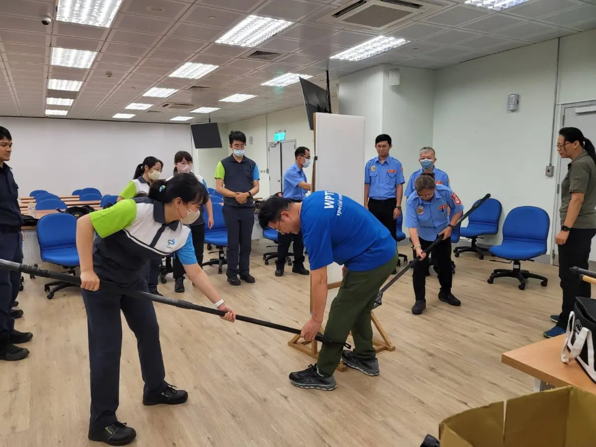▲訓練著重於捷運警察與中捷站務、保全人員等第一線員工之協同合作，針對各車站民眾詢問處預置之防暴鋼叉、抓捕器、戰術型臂盾、長棍等捷運站體防護用具，指導其操作技巧增加員工熟練度(圖/記者鄧力軍翻攝)