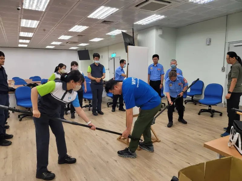 ▲訓練著重於捷運警察與中捷站務、保全人員等第一線員工之協同合作，針對各車站民眾詢問處預置之防暴鋼叉、抓捕器、戰術型臂盾、長棍等捷運站體防護用具，指導其操作技巧增加員工熟練度(圖/記者鄧力軍翻攝)