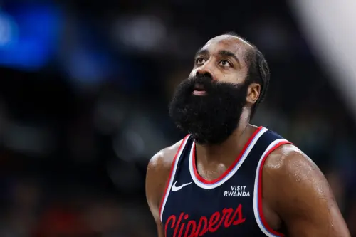 ▲快艇老將哈登（James Harden）下半場一夫當關、狂砍32分仍無法挽回頹勢。這場失利也讓拓荒者隊記直言，哈登就像「早年擁有超能力，卻未能好好珍惜那段巔峰期，後來一路被命運折磨的超級英雄。」（圖／美聯社／達志影像）