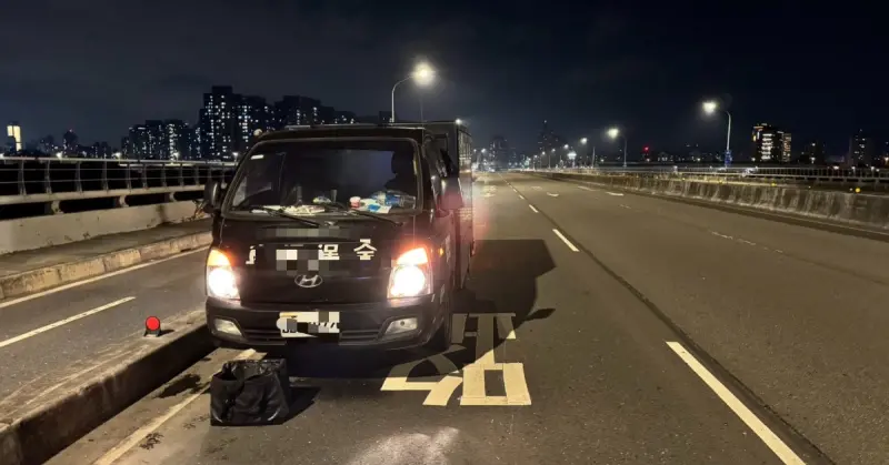 浮洲橋深夜成大型撒幣現場！運鈔車門疑未關妥　警方剛好路過救場