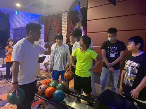 ▲ 這次活動邀請多年教學經驗及具中華民國保齡球協會教練證的講師帶領，讓少年在安全環境中體驗打保齡球的樂趣與團隊合作的重要性，進一步建立自信與責任感。（圖／高市少年隊提供）