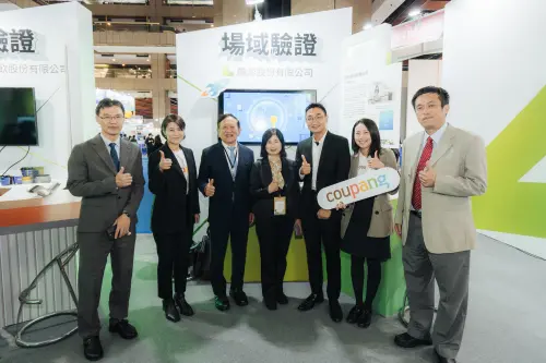 ▲（由左至右）交通部觀光署資訊室吳國正專委、酷澎台灣企業溝通長林宇涵、台北市電腦商業同業公會杜全昌總幹事、數位產業署陳慧敏副署長、酷澎台灣資安總監周彥儒、酷澎台灣政策暨公共事務總監周宜潔、消費者文教基金會徐則鈺執行董事，共同出席「友善電商獎」頒獎典禮並訪問Coupang酷澎攤位，攜手推動安全、透明的線上零售環境。（圖／Coupang酷澎提供）