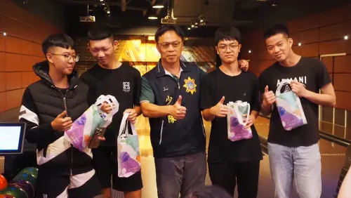 ▲ 保齡球友誼賽頒獎由少年隊副隊長楊順益持。（圖／高市少年隊提供）