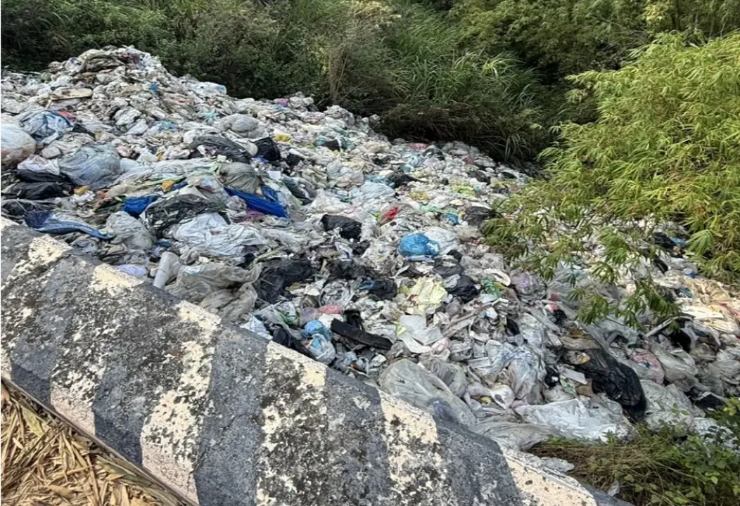 高雄月世界變垃圾山！數十噸惡臭堆滿山坡 疑外縣市業者狂倒