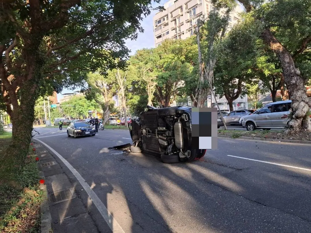 北市男上班途中出事了！猛撞分隔島「整台車90度翻覆」驚悚畫面曝