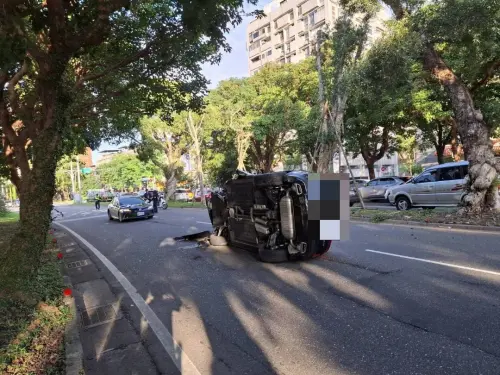 北市男上班途中出事了！猛撞分隔島「整台車90度翻覆」驚悚畫面曝
