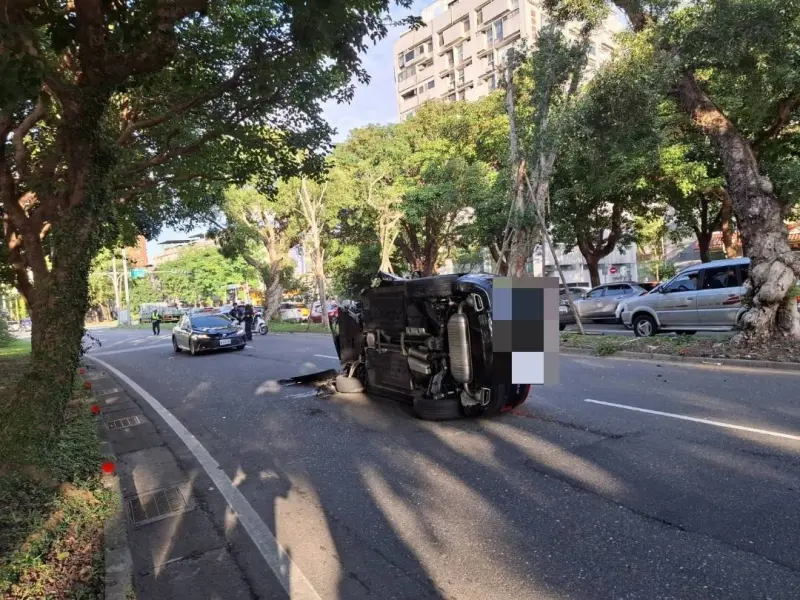 北市男上班途中出事了！猛撞分隔島「整台車90度翻覆」驚悚畫面曝