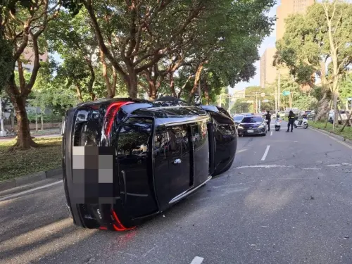 ▲北市男上班途中出事了！猛撞分隔島「整台車90度翻覆」驚悚畫面曝。（圖／翻攝畫面）