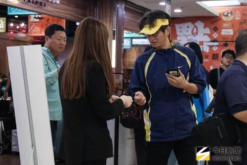 ▲台大地系學生跳出來為了「洗刷招牌」，宣布今天發放300杯手搖飲。（圖／記者朱永強攝，2025.11.17）