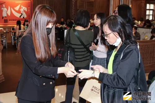 ▲台大地系學生跳出來為了「洗刷招牌」，宣布今天發放300杯手搖飲。（圖／記者朱永強攝，2025.11.17）