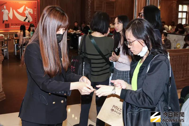    ▲台大地系學生跳出來為了「洗刷招牌」，宣布今天發放300杯手搖飲。（圖／記者朱永強攝，2025.11.17）  