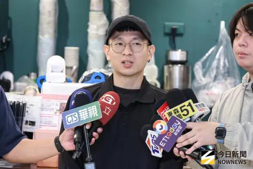 ▲台大地系學生跳出來為了「洗刷招牌」，宣布今天發放300杯手搖飲。（圖／記者朱永強攝，2025.11.17）