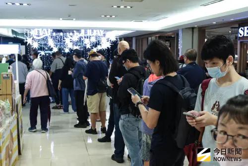 ▲台大地系學生跳出來為了「洗刷招牌」，宣布今天發放300杯手搖飲。（圖／記者朱永強攝，2025.11.17）