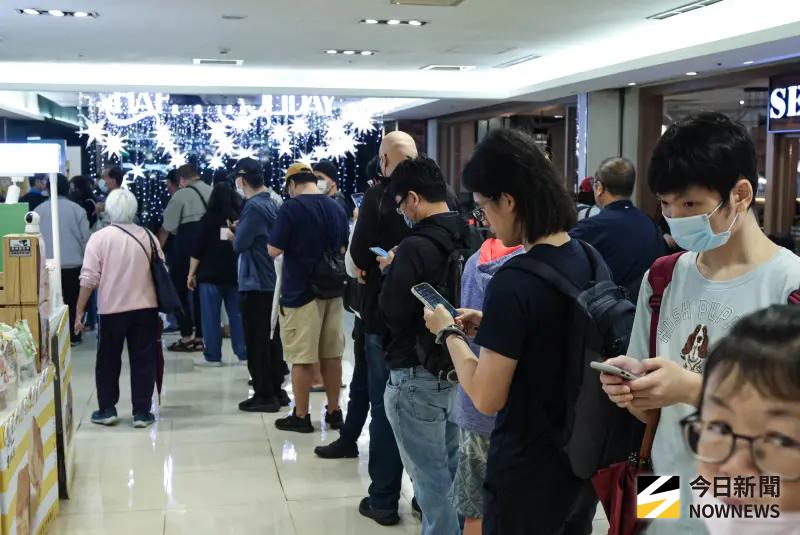    ▲台大地系學生跳出來為了「洗刷招牌」，宣布今天發放300杯手搖飲。（圖／記者朱永強攝，2025.11.17）  