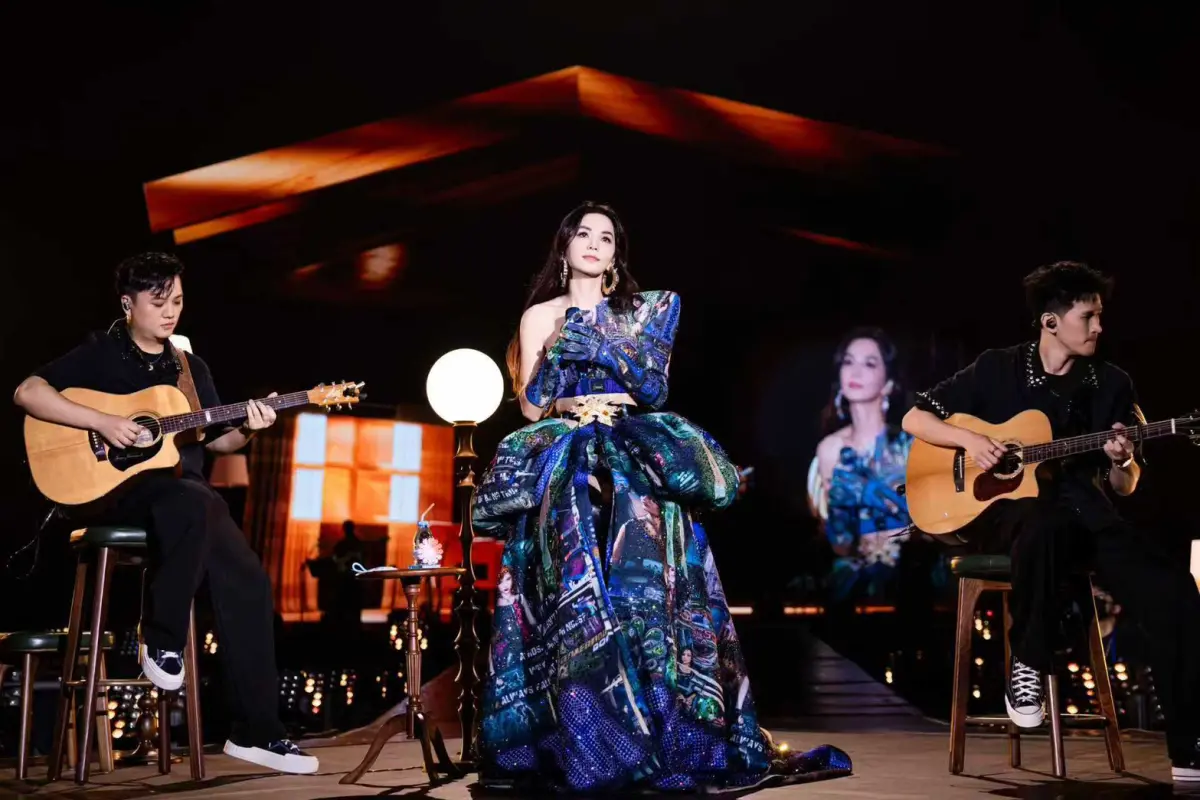 Ella首場巡迴演唱會完美落幕！Selina、Hebe送祝福語 她一看哭了