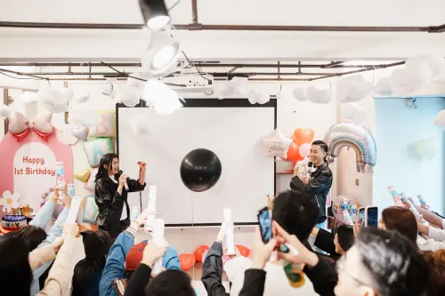 ▲塵塵以及温以飛在抓周派對尾聲突然公布喜訊，宣布同時也是二寶性別派對，現場親友全部嗨到不行。（圖/攝影師陳琦提供IG@77.chi.77）