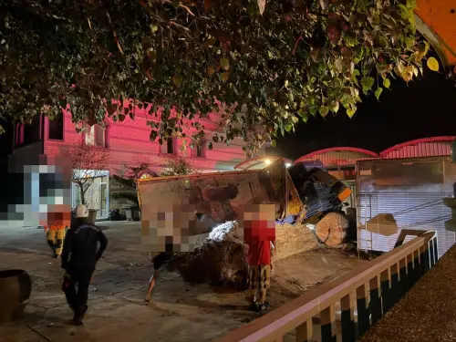 巨木脫落害車翻！高雄7旬翁遭重壓慘死　兒心碎認屍：不求償
