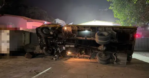 ▲高雄市燕巢區16日下午，一名70歲林姓工人吊掛原木時，木頭因不明原因突滑落造成貨車翻覆，導致林男遭重壓慘死。（圖／警方提供）