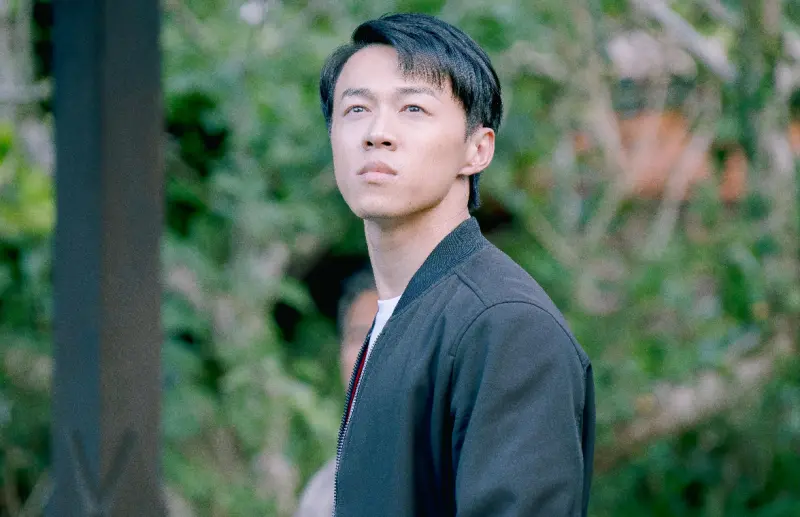 ▲游書庭（如圖）在電影《解碼》中飾演刑警，有許多開車追嫌犯的戲，但他很久沒開車，還要想一下油門是哪一個，把導演嚇了一跳。（圖／獨具慧眼文創）