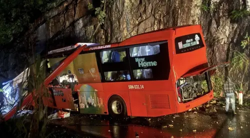▲一輛旅遊巴士在豪雨中翻覆，造成6人死亡，該車輛當時正從峴港往芽莊方向行駛。（圖／翻攝自X）