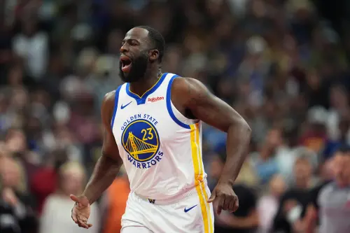 ▲金州勇士隊前鋒德雷蒙・格林（Draymond Green）在週日作客鵜鶘隊的比賽中，因不滿場邊球迷高喊「Angel Reese」的嘲諷，情緒失控衝下場對峙，幾乎胸貼胸，最終由裁判急忙拉開避免衝突升級。（圖／美聯社／達志影像）