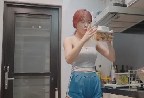 ▲李多慧很認真備餐。（（圖／翻攝自YouTube＠이다혜 李多慧）