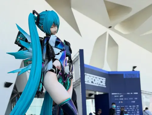 ▲黃小潔打造的1:1大小初音未來電競主機，短短幾天已經紅到國外網路圈。（圖／黃小潔臉書）