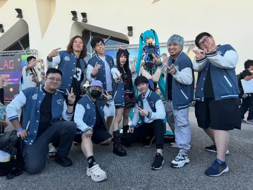 黃小潔與大雅工作室全體跟初音主機合照。（圖／黃小潔臉書）