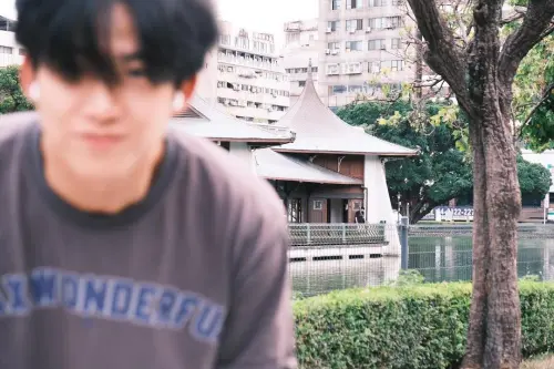 ▲南韓男星玉澤演在台中公園湖心亭前打卡。（圖／翻攝玉澤演Instagram，2025.11.17）