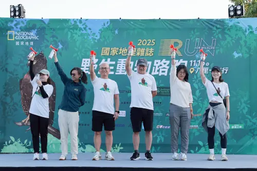 ▲《國家地理》雜誌總編輯李永適、十三行博物館館長羅珮瑄，以及百靈佳殷格翰總經理邱建誌等共同鳴槍開跑。（圖／主辦單位提供）