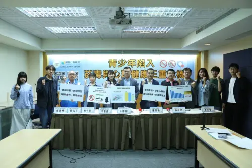 新興菸品成毒品入口！國教盟揭校園三重危機　促修法全面禁加味菸
