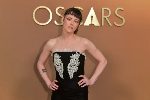 ▲「暮光女」克莉絲汀史都華出席奧斯卡榮譽獎典禮，表情一如以往厭世。（圖／美聯社／達志影像）