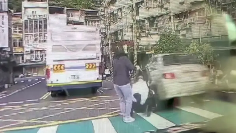 誇張畫面曝光！婦人推嬰兒車過馬路挨撞　駕駛「1舉動」網全怒了