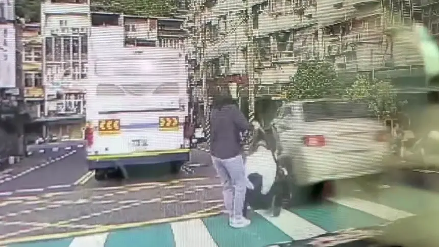 ▲新北市新店區昨（16日）有一輛小客車未禮讓正在過斑馬線的女子，撞擊到嬰兒車。（圖／翻攝自臉書八卦村）