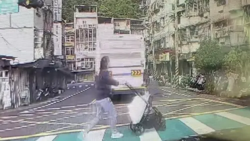 ▲新北市新店區小客車撞嬰兒車。（圖／翻攝自臉書八卦村）